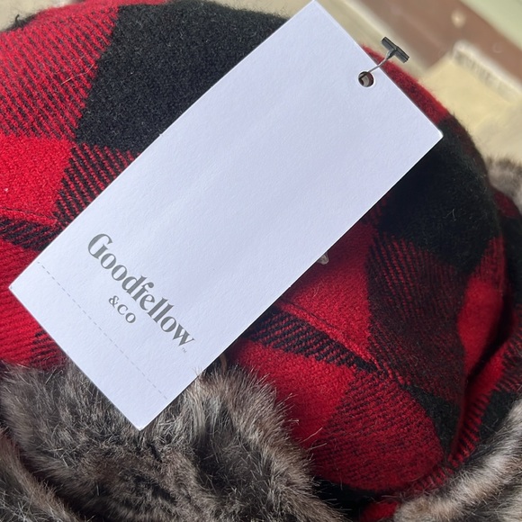 2 brand new winter hats - Picture 5 of 16